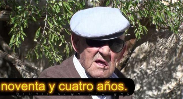 116 los mayores contando el pasado.JPG